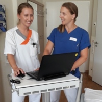 Mit Laptop am Krankenbett - für Pflegekräfte und Ärzte eine Arbeitserleichterung (c)Schön Klinik