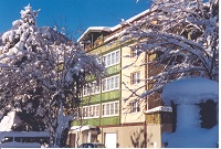 Außenansicht Landhotel Post Ebensee in verschneiter Landschaft (Landhotel Post Ebensee)