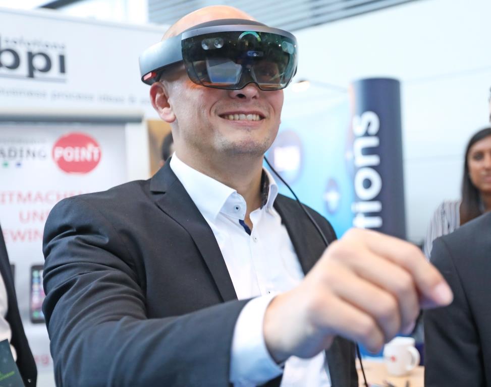 Digital-Erfahrungen für Entscheider und Unternehmen Digital-Erfahrungen für Entscheider und Unternehmen