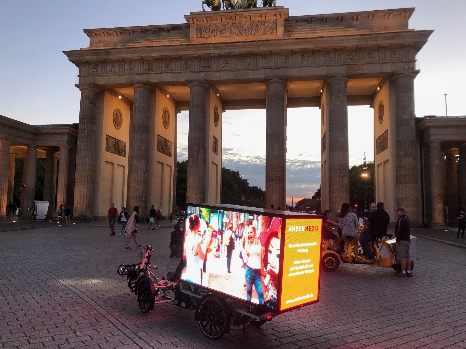 Ausbau MDOOH-Netz: AMBERMEDIA entwickelt elektrisches Bike mit digitalem 360-Grad-Screen (Bildquelle Ausbau MDOOH-Netz: AMBERMEDIA entwickelt elektrisches Bike mit digitalem 360-Grad-Screen (Bildquelle
