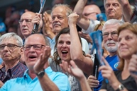 (© Foto: HJKrieg, Erlangen) – Wieder sind die mitreisenden HC-Fans gegen die Eulen ganz wichtig 