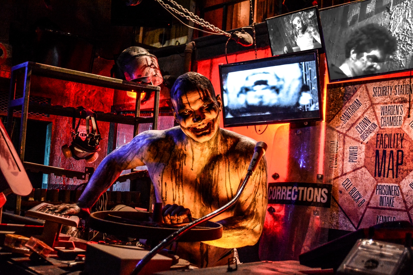Gruselige Gestalten warten im Statesville Haunted Prison in Illinois auf mutige Besucher. Gruselige Gestalten warten im Statesville Haunted Prison in Illinois auf mutige Besucher.