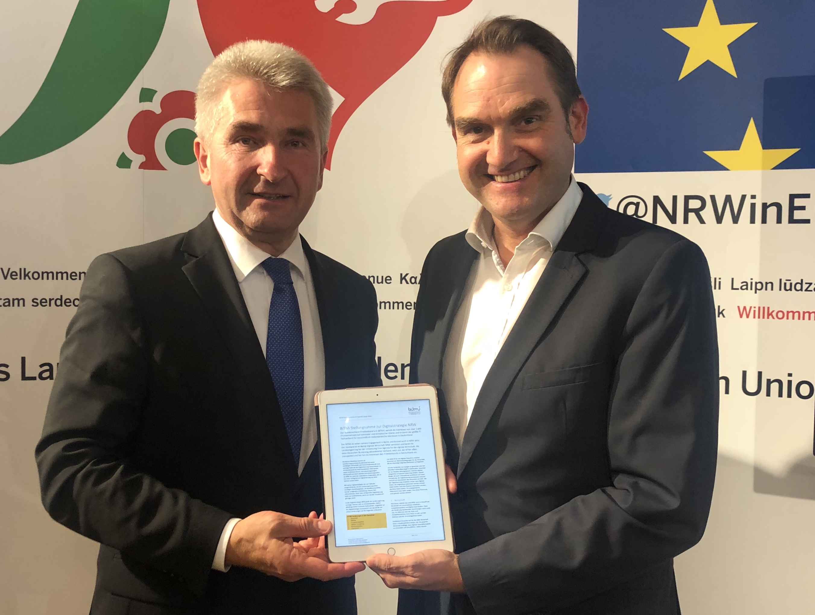 BITMi-Präsident Grünüberreicht Minister Pinkwart die Stellungnahme BITMi-Präsident Grünüberreicht Minister Pinkwart die Stellungnahme