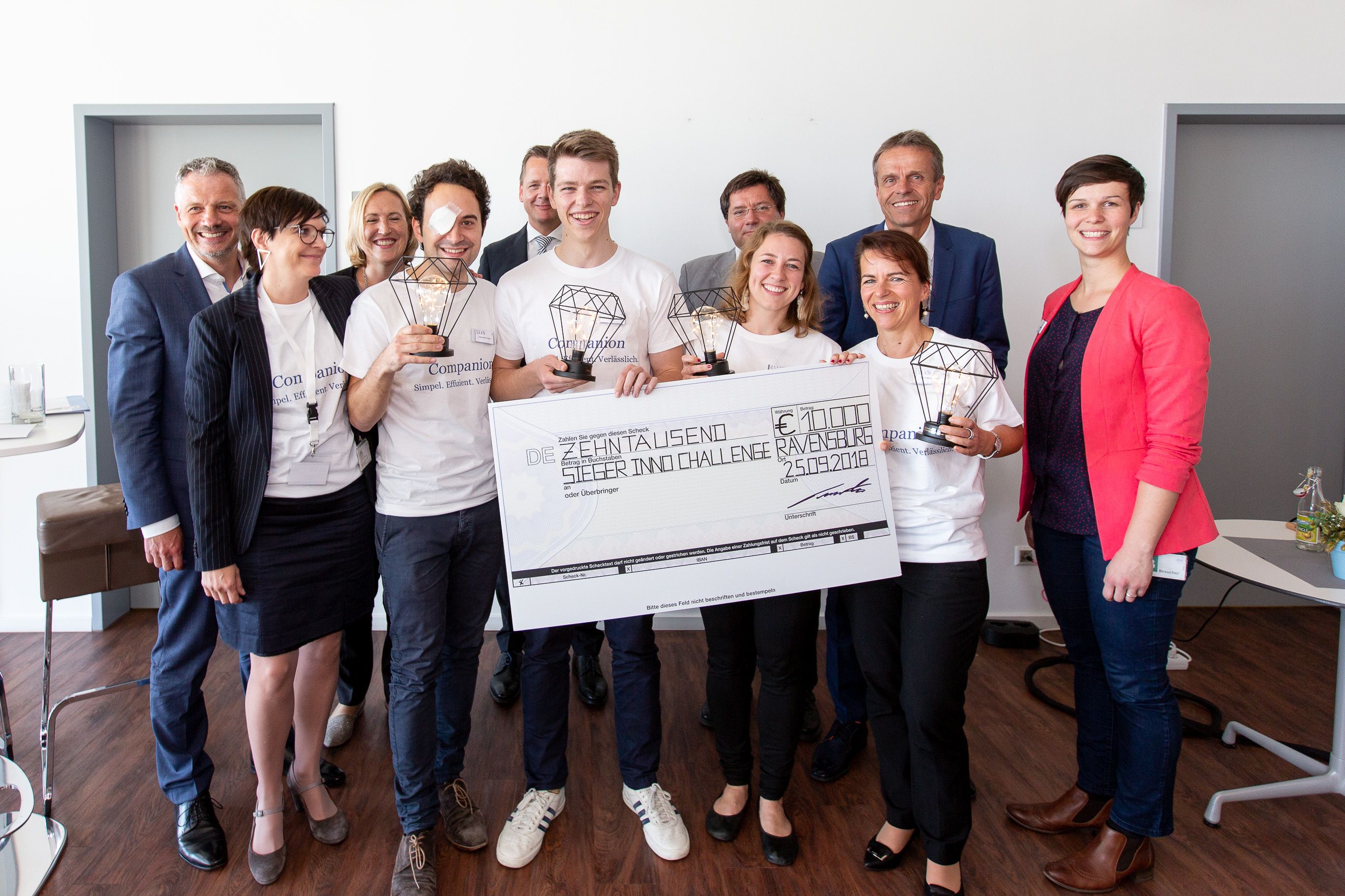 Vetter Managementvertreter gratulieren den Mitgliedern des Siegerteams. Vetter Managementvertreter gratulieren den Mitgliedern des Siegerteams.