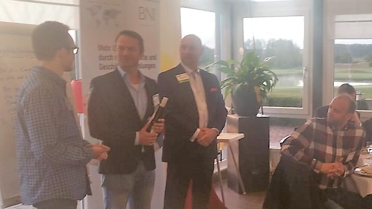 Jonas Feise (l.) und Mathias Heuberger (r.) danken Rainer Stimbert
