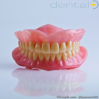 Strahlend lächeln dank Komplettsanierung bei Dentalplus (Bildquelle:©freepik.com - @jannoon028)
