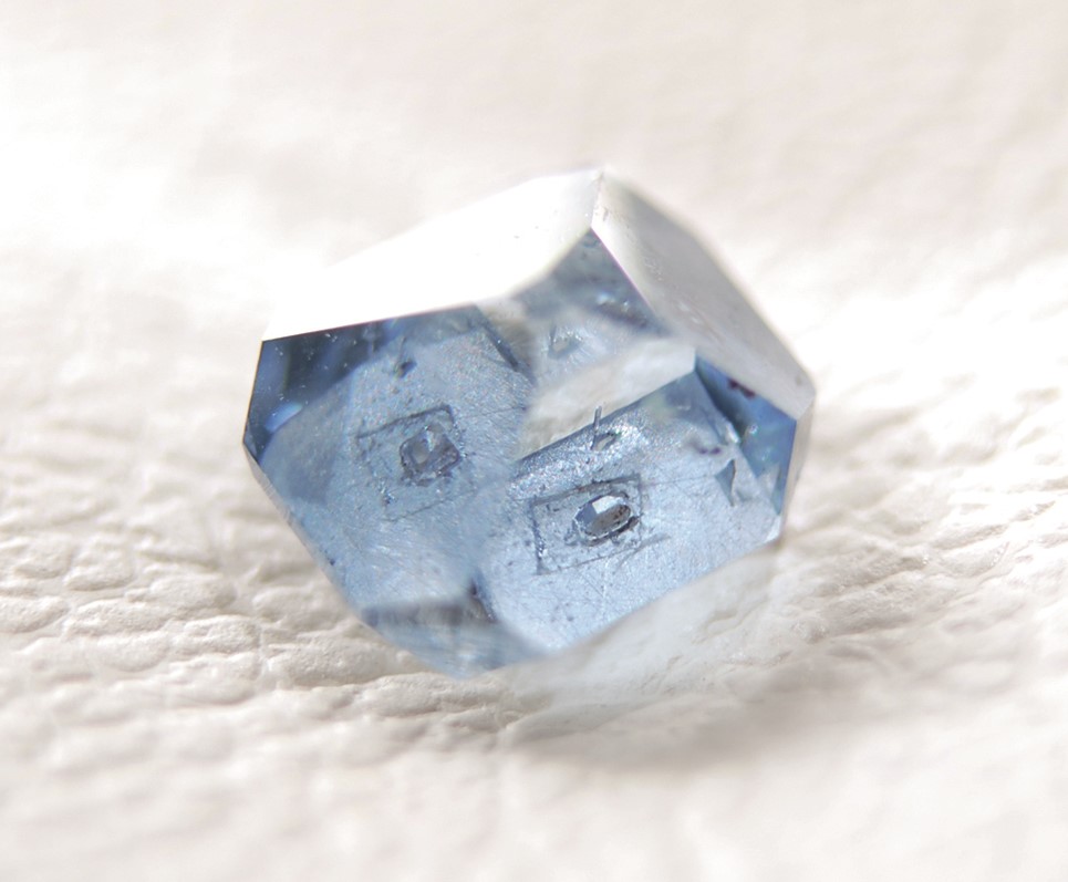 Rohdiamant, hergestellt aus dem Haarkleid des Haustieres (Bildquelle: ANUBIS-Tierbestattungen) Rohdiamant, hergestellt aus dem Haarkleid des Haustieres (Bildquelle: ANUBIS-Tierbestattungen)