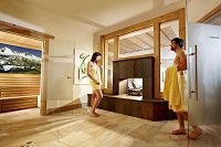 Paar im Saunabereich (Biohotel Castello Königsleiten)