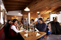 Familie im Restaurant (Biohotel Castello Königsleiten)