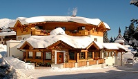 Außenansicht im Winter (Biohotel Castello Königsleiten) Außenansicht im Winter (Biohotel Castello Königsleiten)