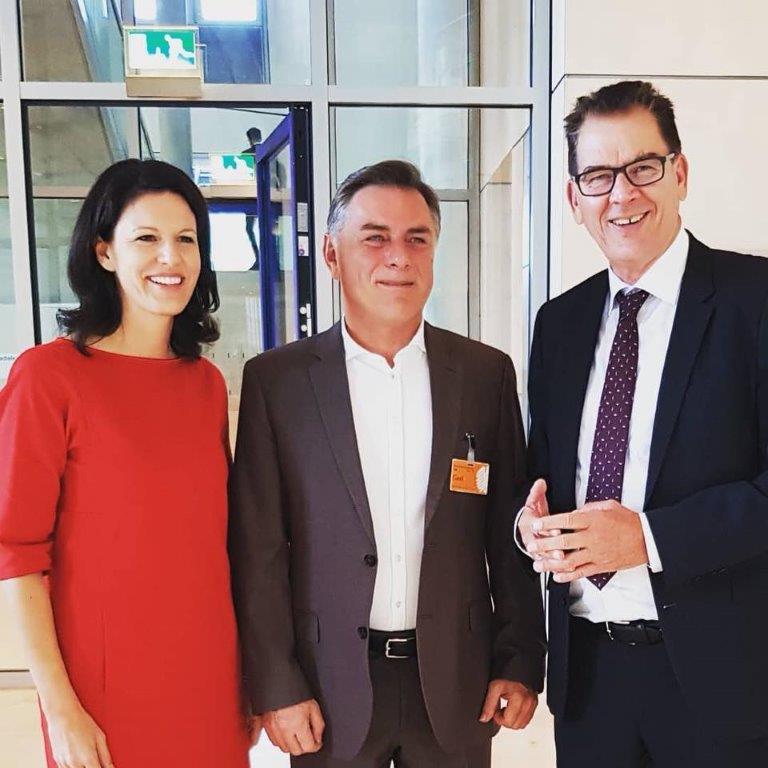 (von links nach rechts) Dr. Katja Leikert, Hans-Georg Bayer, Dr. Gerd Müller (von links nach rechts) Dr. Katja Leikert, Hans-Georg Bayer, Dr. Gerd Müller