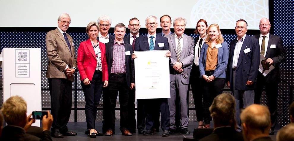 Ministerin Dr. Nicole Hoffmeister-Kraut verlieh dem BioLAGO Team die Auszeichnung. Ministerin Dr. Nicole Hoffmeister-Kraut verlieh dem BioLAGO Team die Auszeichnung.