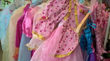 Kinderkostüme bei your little kingdom Spielwaren Düsseldorf