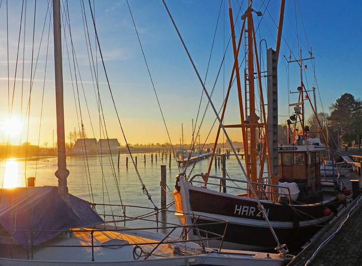 Beim Anblick der Fischkutter im Abendlicht kommt Romantik auf. (Bildquelle: epr/Nordseebad Carolinen Beim Anblick der Fischkutter im Abendlicht kommt Romantik auf. (Bildquelle: epr/Nordseebad Carolinen