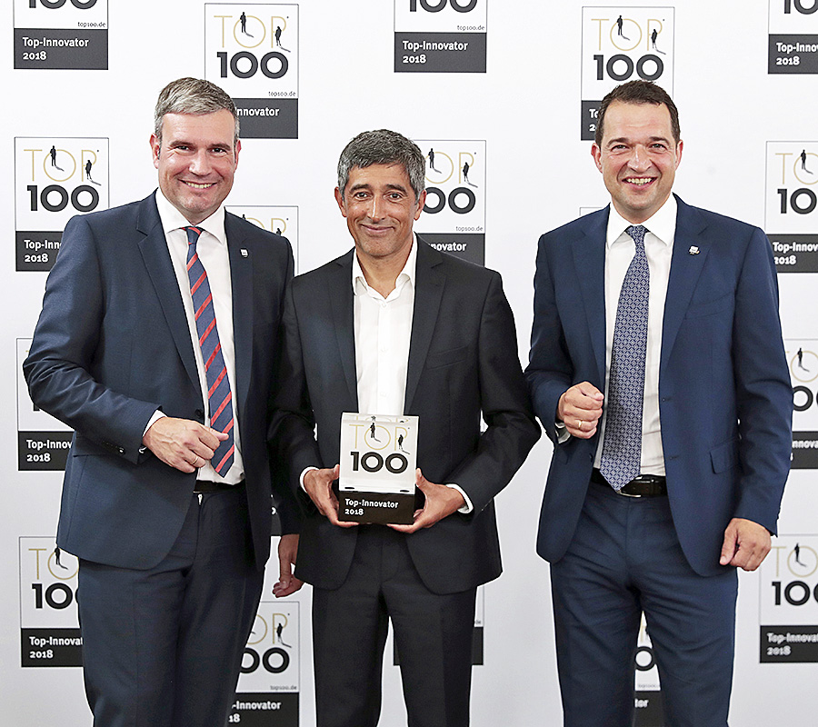 TOP 100-Mentor Ranga Yogeshwar ehrte Dittmeier auf dem 5. Deutschen Mittelstands-Summit (Bildquelle:
