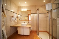 Badezimmer mit Landhaus (Der Eggerhof)