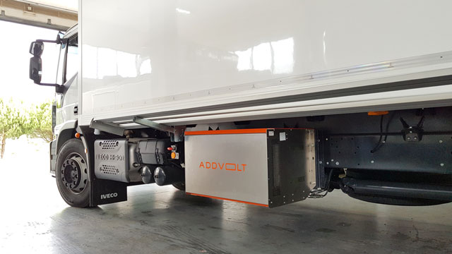 Batterie und Controller-Einheit werden am Fahrzeug-Chassis montiert Batterie und Controller-Einheit werden am Fahrzeug-Chassis montiert