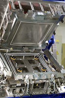 Foto 1: In die Formen werden PKW-Glasscheiben eingelegt und mit Polyurethan umgossen (Foto: BBG). Foto 1: In die Formen werden PKW-Glasscheiben eingelegt und mit Polyurethan umgossen (Foto: BBG).