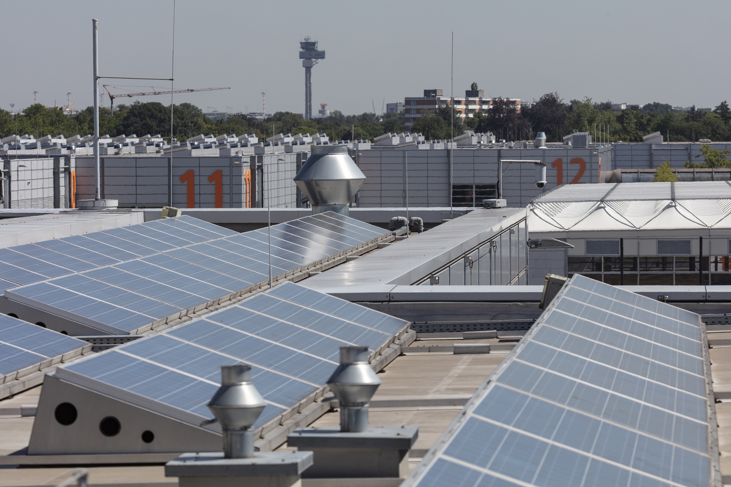 Photovoltaikanlage auf dem Dach der Düsseldorfer Messehalle 5 (Bildquelle: Messe Düsseldorf, Ansgar Photovoltaikanlage auf dem Dach der Düsseldorfer Messehalle 5 (Bildquelle: Messe Düsseldorf, Ansgar