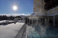 Sonniger Poolbereich (Hotel Alpina)