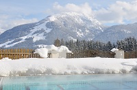 Outdoorpool mit Blick auf Berge (Hotel Alpina)
