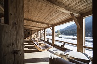 Aussicht vom Ruheraum Herzlalm auf die schneebedeckte Landschaft (c) Alex Filz (Alpthotel Tyrol)