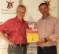 (Foto: HJKrieg, Erlangen): v.l. Helmut Haberkamm und Otto Fößel infomieren zum Projekt „Lesepate“