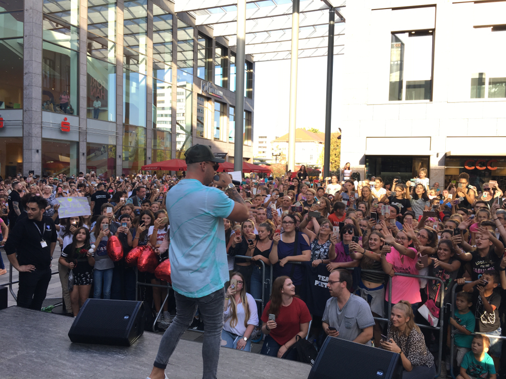 Fans vor dem Forum Hanau beim Auftritt von DSDS-Star Pietro Lombardi (Bildquelle: @Forum Hanau)