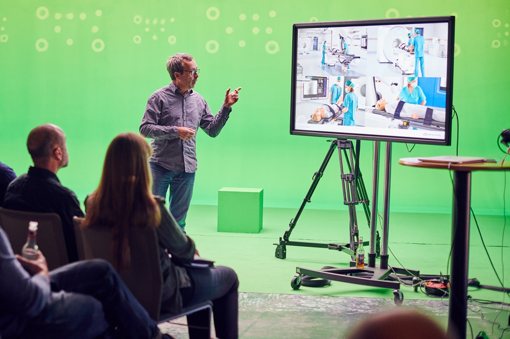 Jürgen Hinterleithner, Geschäftsführer von hl-studios, präsentiert das Hybrid Studio