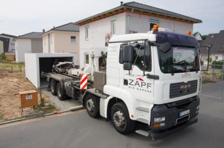 Bietet die Zufahrt genügend Platz, kann die Garage mit dem KTM Fahrzeug abgesetzt werden. Bietet die Zufahrt genügend Platz, kann die Garage mit dem KTM Fahrzeug abgesetzt werden.