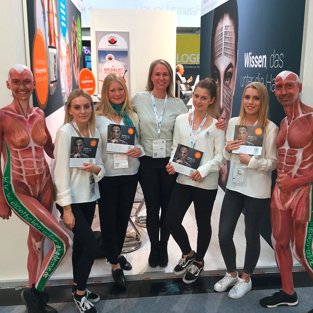 Das AOA Messeteam um Projektleiterin Sonja Stamm (Mitte) konnte sichüber riesiges Fachbesucher-Inte Das AOA Messeteam um Projektleiterin Sonja Stamm (Mitte) konnte sichüber riesiges Fachbesucher-Inte