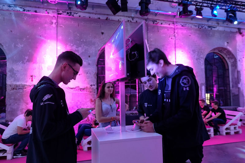 Gaming Stationen für StreamOn Gaming Produkte bei der Magenta Gaming Night (Foto: Norbert Ittermann) Gaming Stationen für StreamOn Gaming Produkte bei der Magenta Gaming Night (Foto: Norbert Ittermann)