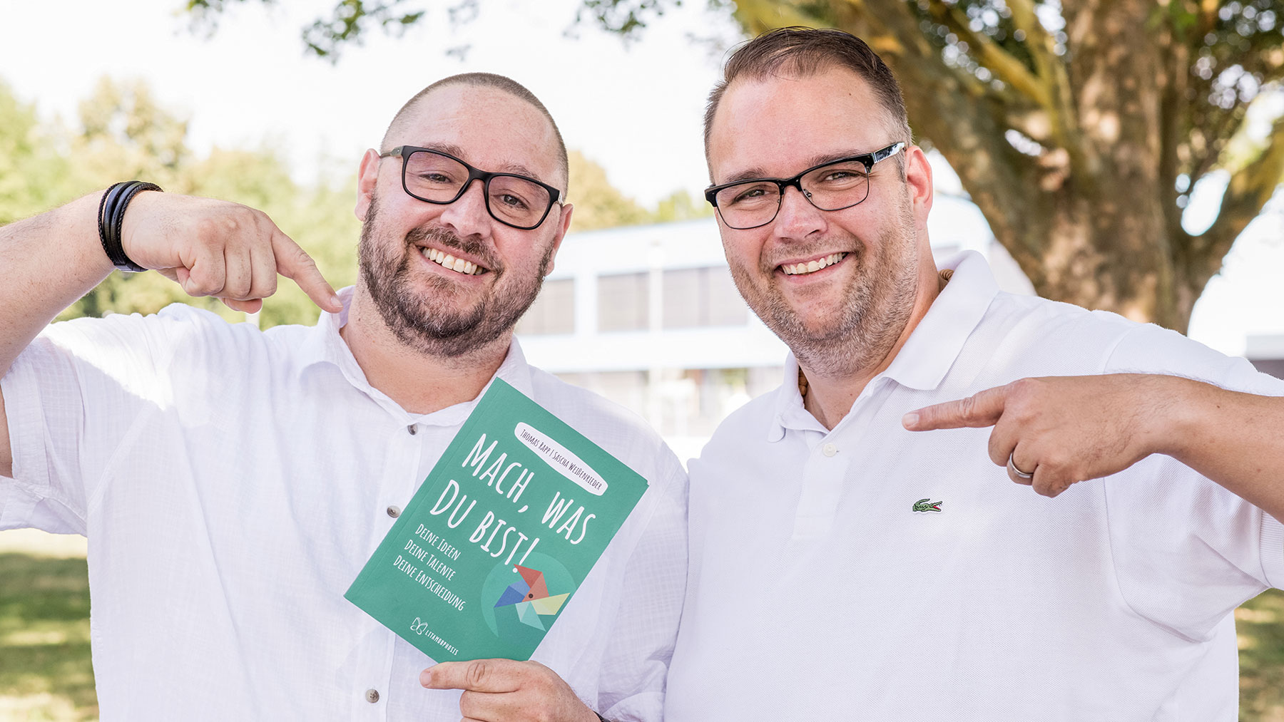 Sascha Weißenrieder und Thomas Rapp mit ihrem Buch"Mach, was Du bist!"