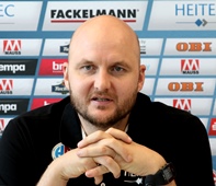 (Foto: HJKrieg, Erlangen) – HC-Trainer Eyjolfsson freut sich über den Einzug ins Viertelfinale  