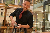 Barchef Patrick bei der Arbeit (c) Pavel Laurencik (Schlosspark Mauerbach)