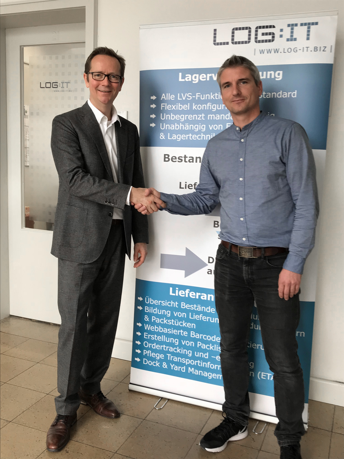 Roman Kucza, IdentPro, und Peter Velat, LOG:IT, besiegeln Vertriebspartnerschaft Roman Kucza, IdentPro, und Peter Velat, LOG:IT, besiegeln Vertriebspartnerschaft