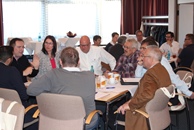 Angeregte Diskussionen an den Thementischen