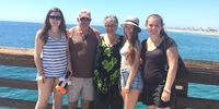 Schüleraustausch USA: Austauschschülerin mit Gastfamilie am Strand (Foto: Stiftung Völkerverständigu