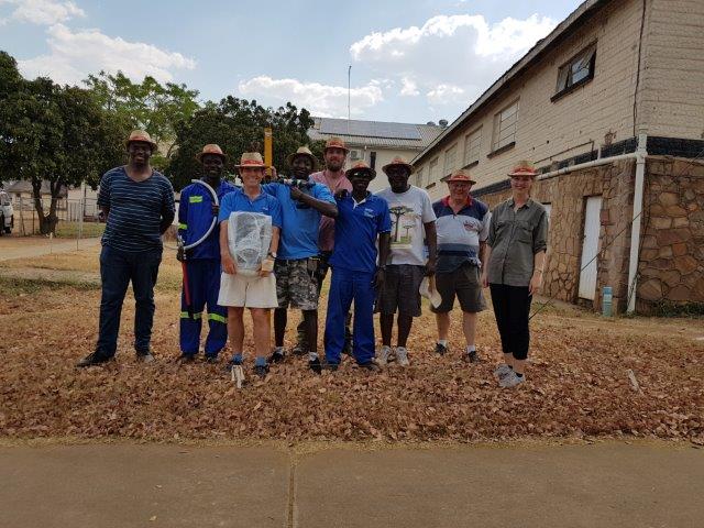 maxx-solar und Sunergy Team von der Photovoltaikanlage im Karanda Mission Hospital
