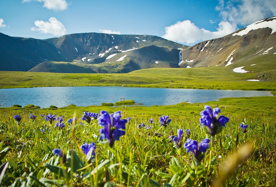 Ein Bergsee im Altaj: klares Wasser und reine Luft Ein Bergsee im Altaj: klares Wasser und reine Luft