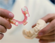Die Flexibilität von Valplast resultiert in einer hohen Bruchfestigkeit. Die Flexibilität von Valplast resultiert in einer hohen Bruchfestigkeit.