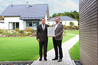 Oliver Schaub, kaufmännischer Leiter (rechts im Bild), nimmt die Auszeichnung entgegen ©Hanse Haus