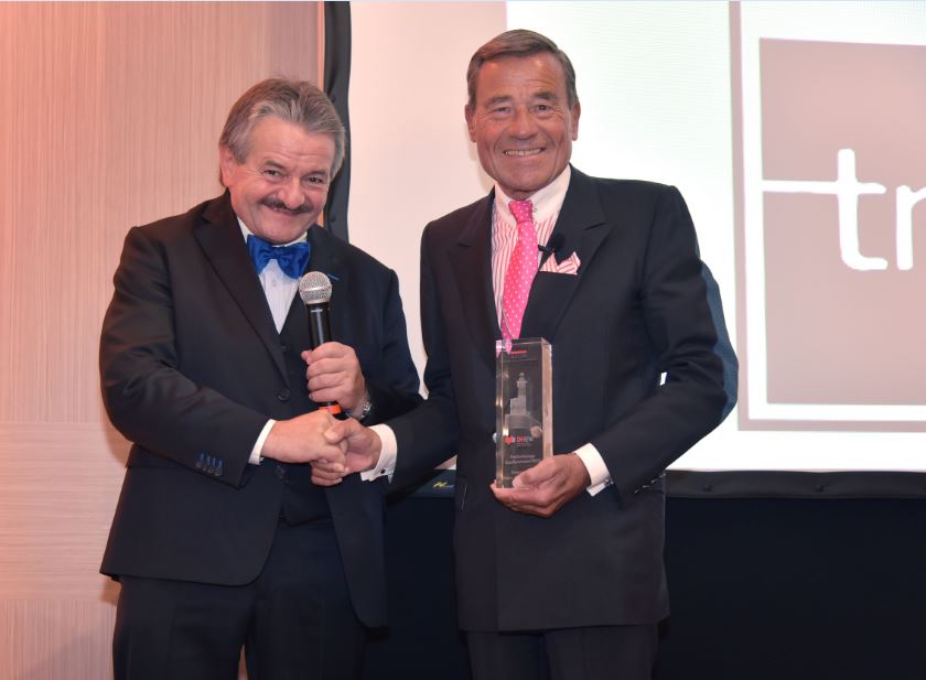 Peter Sawtschenkoüberreicht Ehrenpreis an Wolfgang Grupp