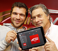 Bastian Nutt (l.) und Rigo Thiel präsentieren die neue Service-App des Aktiv-Sportpark Moers © hob
