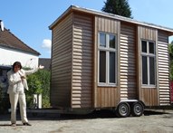 Regina Burchardt präsentiert das Tiny House in Berlin-Hermsdorf.