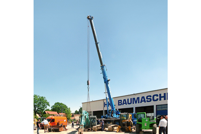 Der Raupenbagger wurde zur Instandsetzung in das nahegelegene HKL Center gebracht.