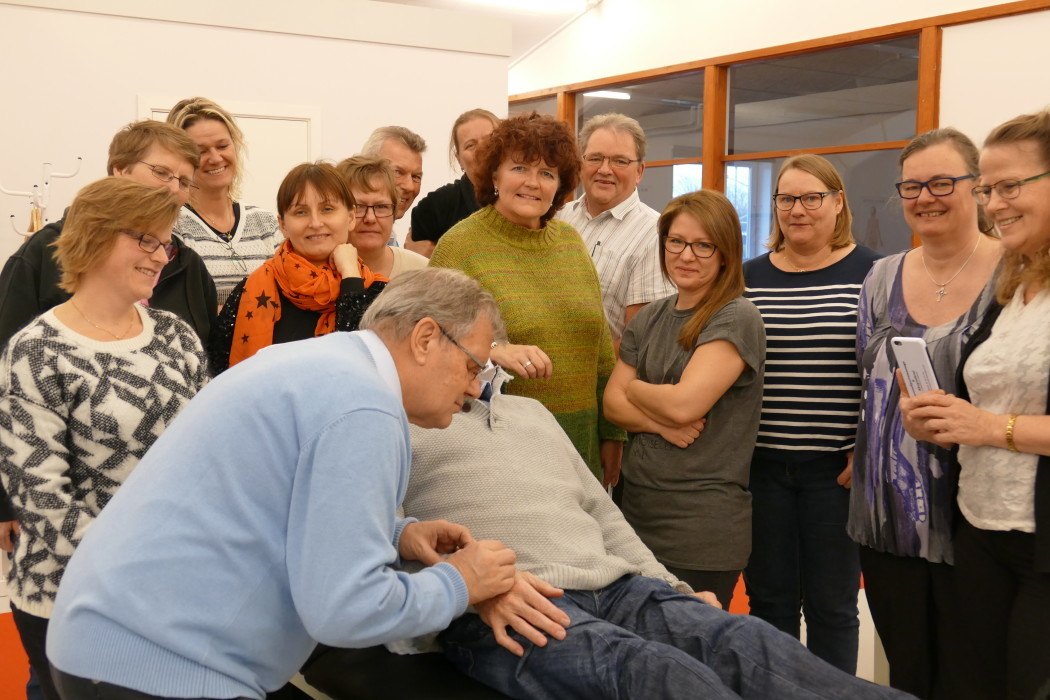 John Boel bei einem Akupunktur-Kursus