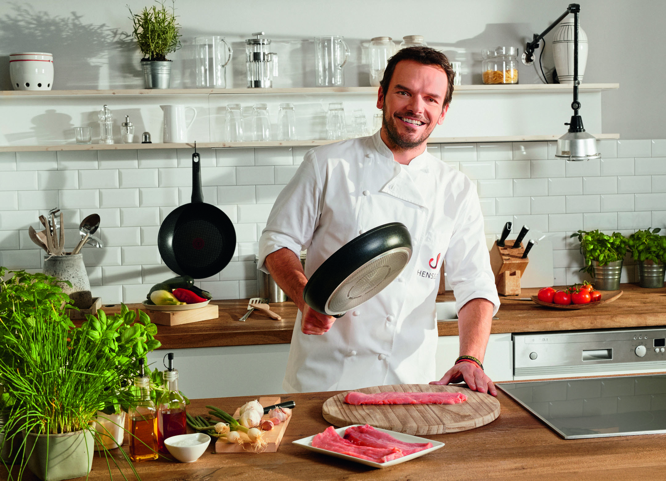 Mal schnell ein Schnitzel klopfen? Steffen Henssler mit einer Tefal Pfanne aus der So Tough-Serie Mal schnell ein Schnitzel klopfen? Steffen Henssler mit einer Tefal Pfanne aus der So Tough-Serie
