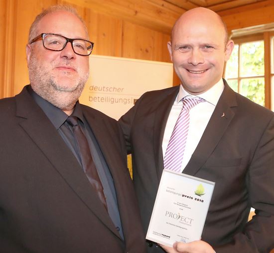 Edmund Pelikan, verleiht die Auszeichnung an Alexander Schlichting