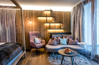 Sitzecke in der Suite mit Beleuchtung (Bayerwaldresort Hüttenhof)